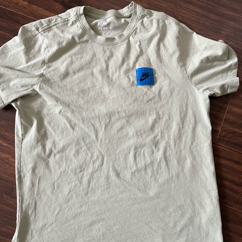 Nike Men's light green  T-Shirt with Blue Logo